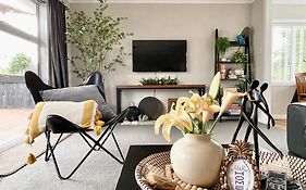 M&K Home, Stylish & Quiet 4Br, 2 Baths, 3-Min Walk To Chartwell Shopping Centre, Accessible